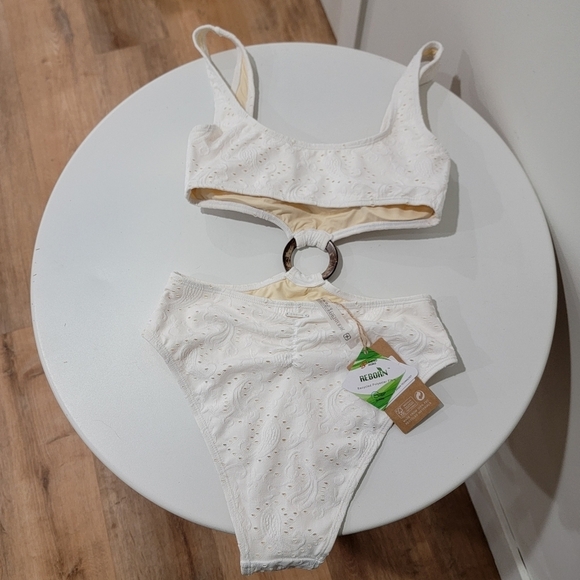 BERLOOK O-Ring Cut Out One-Piece Swimsuit White - Picture 4 of 5